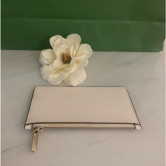 kate Spade ♠️ White Saffiano Leather Zip Billfold - Picture 6 of 6